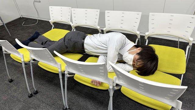 そろそろ寝ながら働こう：最高の「PCデスク＋イス」、AltworkWIRED.jp