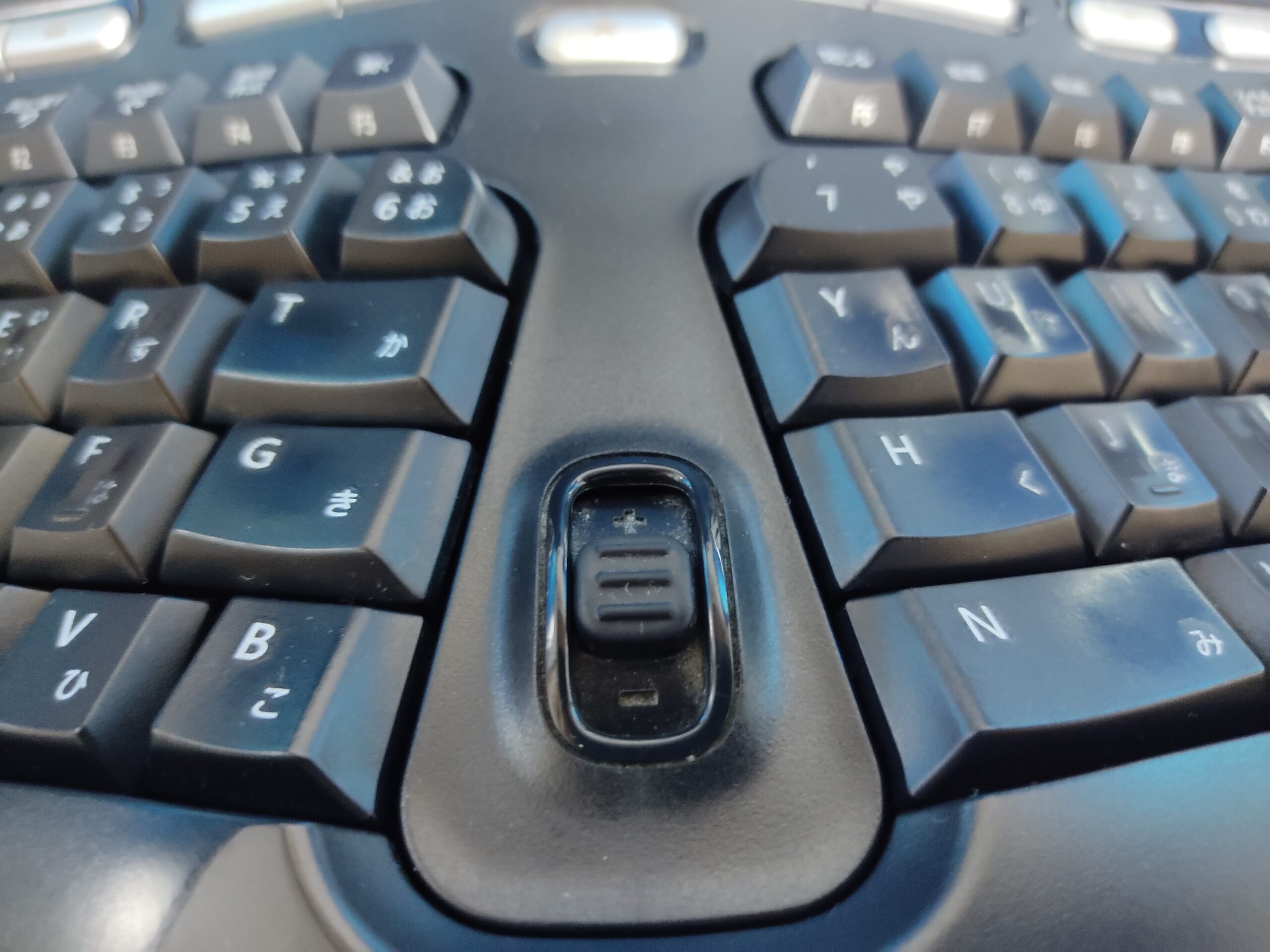 エルゴノミクスキーボードの効果は？使いにくい？メリットとデメリットを解説