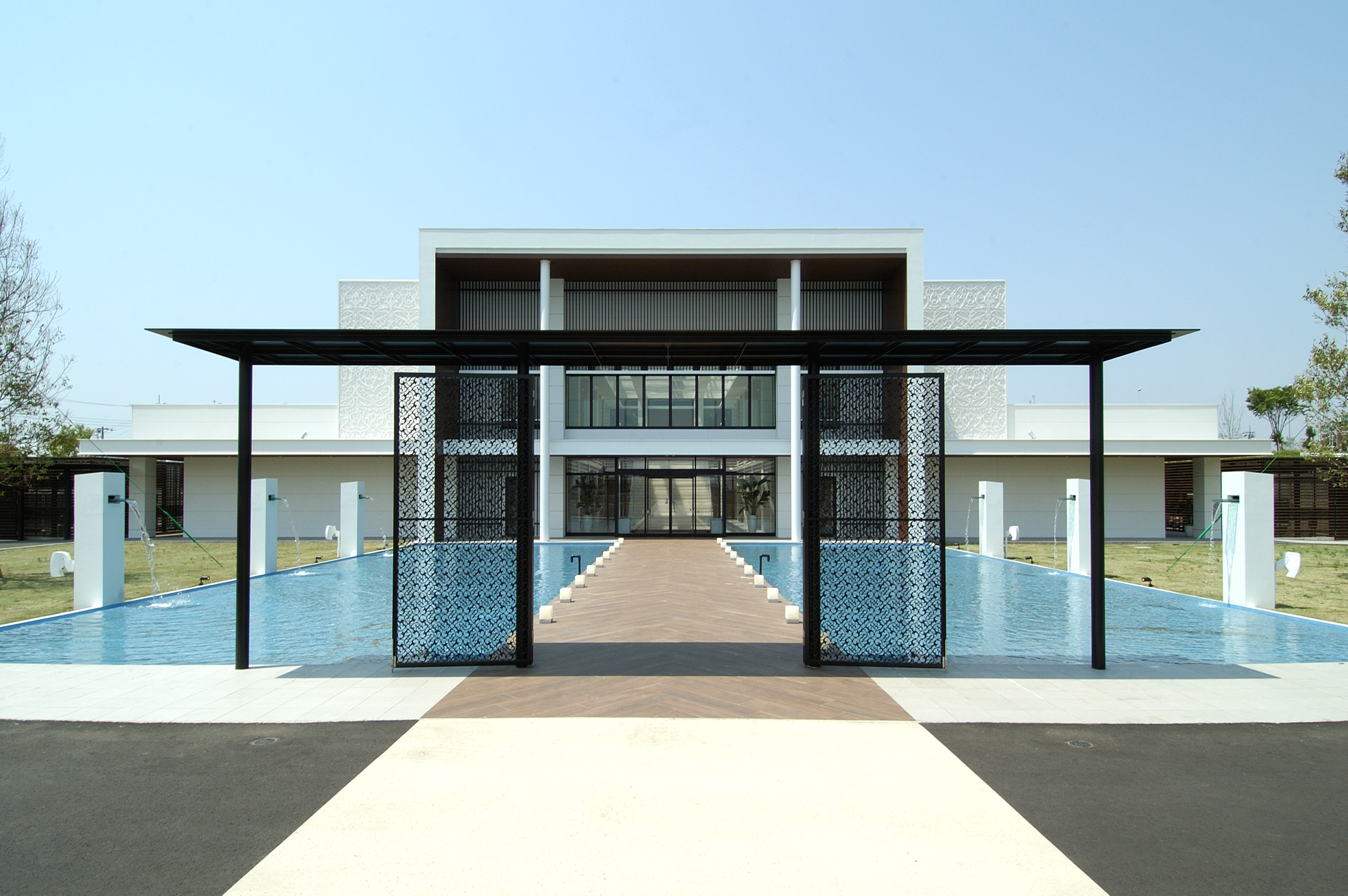 ザ・リーヴス プレミアムテラス 公式 群馬結婚式場. 空と光に祝福されるリーヴスのチャペル ＊+ゲストのあたたかな眼差しがおふたりの挙式を見守ります。結婚式 wedding 式場探し ウェディングドレス カラードレス プレ花嫁 家族婚 大人数婚 結婚式レポ 群馬