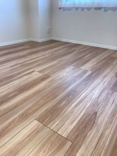 フローリング特集 ＼DAIKEN MYフロアお家づくりの参考に！床材特集個性的な空間を演出する銘目柄で、傷や汚れがつきにくいDAIKENのフロア材。ホワイトカラーからグレーカラーまで豊富な色展開が魅力で、きっとお気に入りの色、イメージしているインテリアを