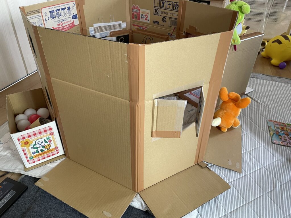 まるで秘密基地⁉︎ 使わない時はたたんでおける 段ボールハウス ‣ めかぶかあちゃんのどんどこ子育て