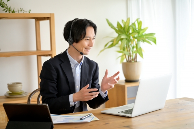 パソコンで仕事をする笑顔の女性