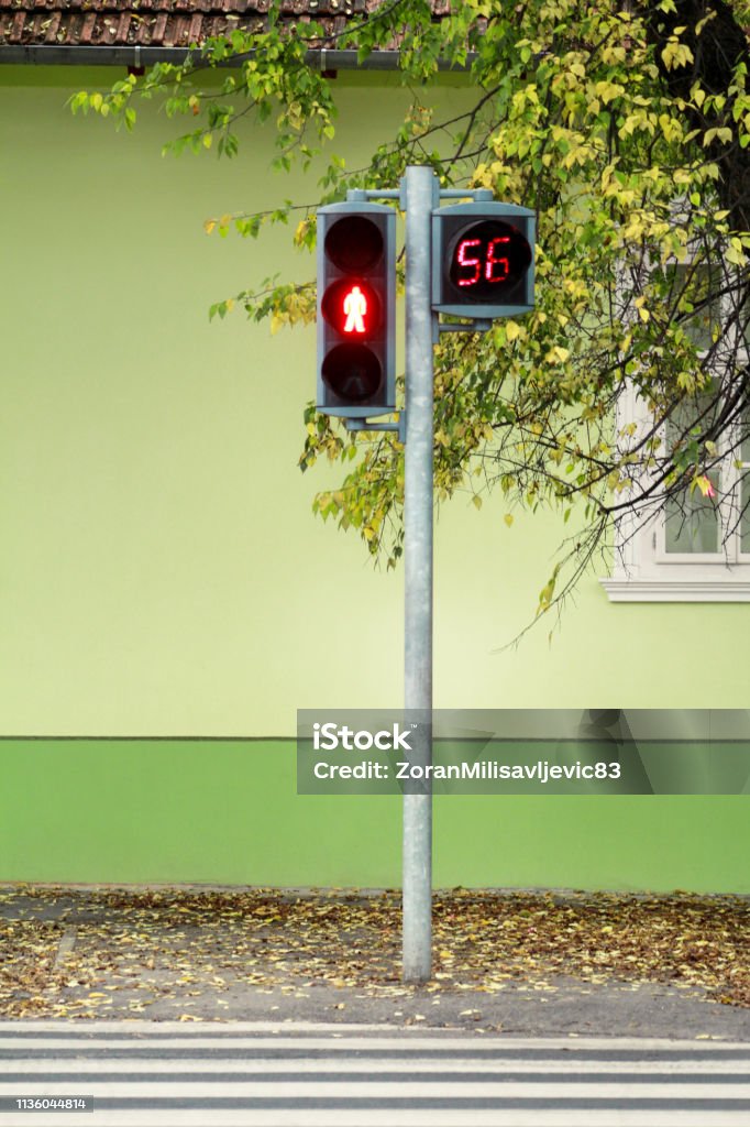 その立ち位置はやばすぎる!! 横断歩道で信号待ちの歩行者「あるある」描いたドライバー目線のイラストが「ほんと怖い」と話題にねとらぼ