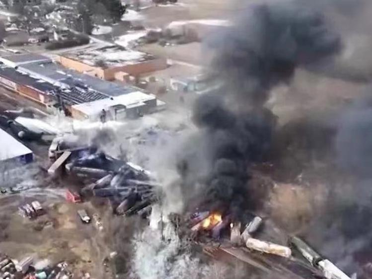 米オハイオ州で貨物列車が脱線・炎上 危険物質を積載 写真11枚 ファッション ニュースならMODE PRESS powered by AFPBBNews