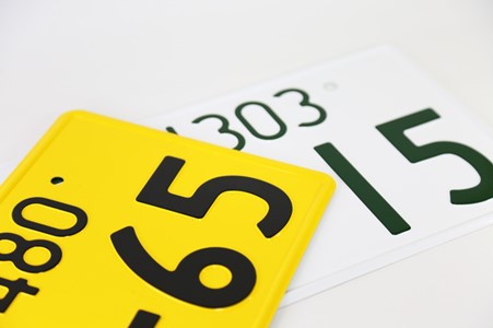 クルマのナンバープレートの色の違いについて解説！黄色は軽、緑はタクシー、では青は？PMCマンスリーパーキング