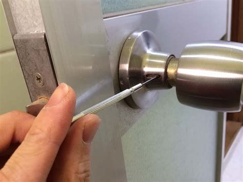 トイレ ドアノブ 外し方