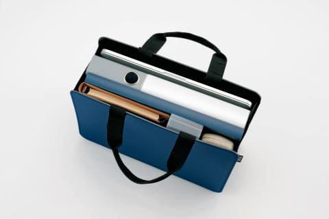 フリーアドレスの仕事道具をまとめて持ち運べる「モバイルバッグ＋」 - Impress Watch