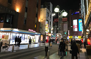 中洲 人形小路 狭い路地に飲み屋が密集。 – 古今東西舎