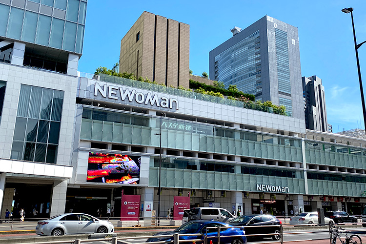 ニュウマン新宿 スイーツなどの食物販や飲料、グロサリーなどの催事に適した新宿駅ミライナタワー改札脇のイベントスペース 改札外- ショップカウンタ