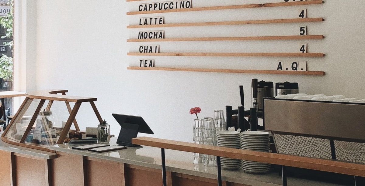 脱サラ60代が始めた小さなカフェ倉庫リノベと開業1ヶ月のリアル - YouTube