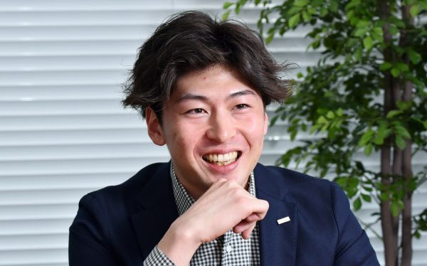 銀杏BOYZ、峯田和伸さんオマージュヘアー,メンズパーマ メンズカット スパイラル スパイラル ツイストスパイラパーマ ツイストスパイラル メンズパーマ エモいパーマ メンズカット マッシュパーマ マッシュ センターパート センター分け センターパートパーマ スパイラルマッシュ 波巻きパーマ 波巻き 毛流れパーマ