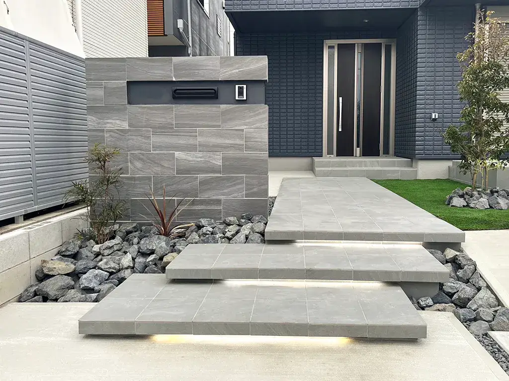 おしゃれな玄関アプローチをつくろう！デザインや素材選びのポイントとは？リクシルのエクステリア「エクシオール」で100のいいコト+PLUS