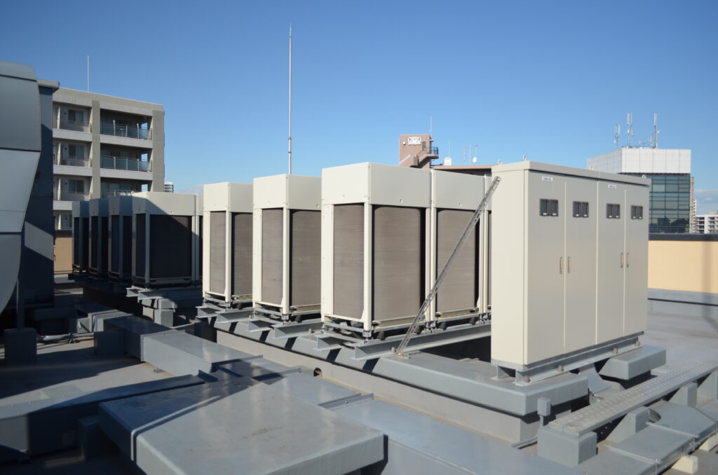 都会のビルの屋上に設置された空調設備
