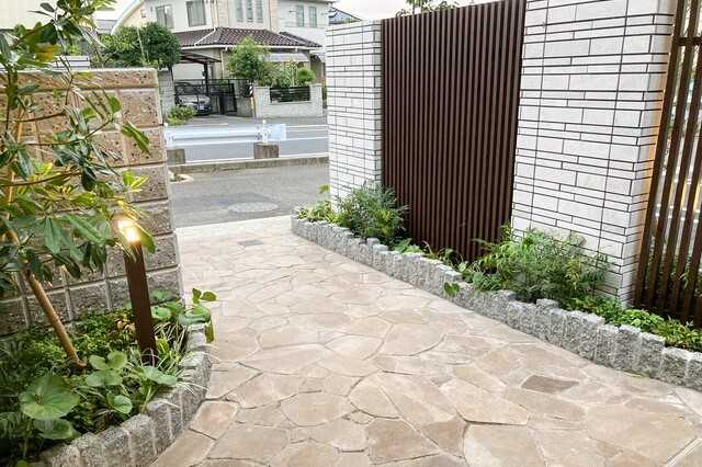 玄関アプローチの安くておしゃれな素材は？費用別に愛知の外構プロが比較解説愛知の外構・エクステリア専門店 ライフ・ランド