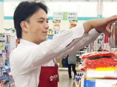 コンビニ・スーパーでタブレット端末を使って在庫管理・棚卸しをする店員・バイトの日本人女性人物 の写真素材278561107- イメージマート