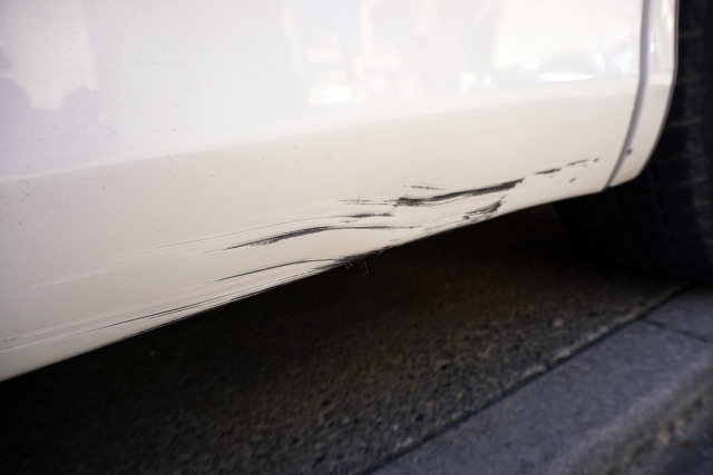 車の傷の修理代はいくら？ 部位・状況別の相場や修理業者別の特徴、安く抑える方法を徹底解説！ - TRUCK BIZ