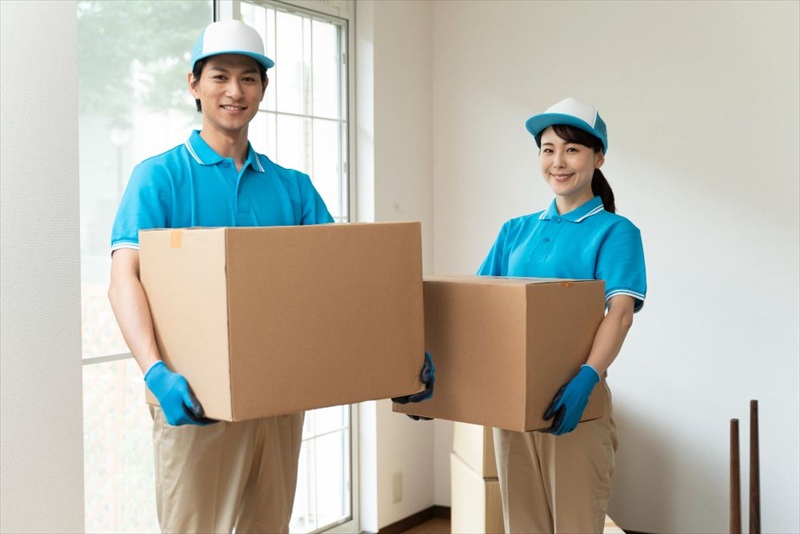 荷物を運ぶ宅配業者 写真素材6722657- フォトライブラリー photolibrary