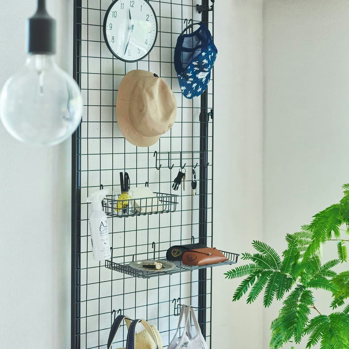 ワイヤーネットの壁収納は突っ張り棒で プロに聞くコツとは - 北欧、暮らしの道具店