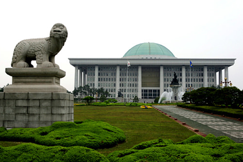 写真 国会議事堂にある3人の像と誰もいない台座の意味NEWSポストセブン