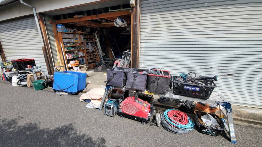 ガレージの収納物置を整理するのにおすすめの棚やラックは？コジカジ