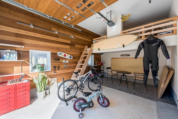 バイクガレージのある暮らし 男のロマン！バイクガレージのあるお家の写真をまとめてみました！趣味を楽しむ暮らしは憧れますよね😊, ., .,プラスハウスでは、平塚・西湘・湘南エリアを中心に「湘南で暮らしやすい、ちょっとかっこいい家」を設計士と一緒につくることができる住宅会社です。,新築、建替、リフォームなどお家に関するご相談は、ほぼ毎日開催中の無料相談会へお越しください😊, ., .,