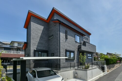 1階が店舗・中央の通路奥に自宅用の玄関・敷地内の白黒が特徴的な店舗併用住宅・ガレージ付きのかっこいい外観 - 事例 写真「美容院を併用したスタイリッシュなガレージハウス」注文住宅のハウスネットギャラリ