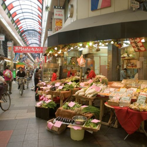 大阪の台所「黒門市場」の楽しみ方！食べ歩きやランチにおすすめな絶品グルメがめじろ押し楽天トラベル
