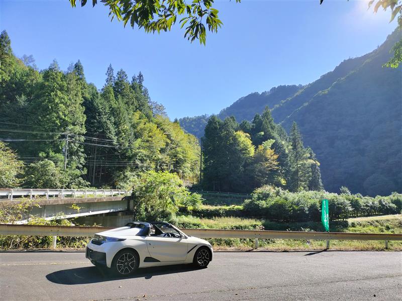 岐阜県の七宗町にある七宗国有林の「空ふさがり」と呼ばれる切り通し林道です。 結構、秘境マニアみたいな人で訪れている人の多い有名な場所。こういう林道がずっと続く場所なのかと思ってたら、ここよＳ字カーブのところだけみたい💦💦 とは言え、秘境感があって良き