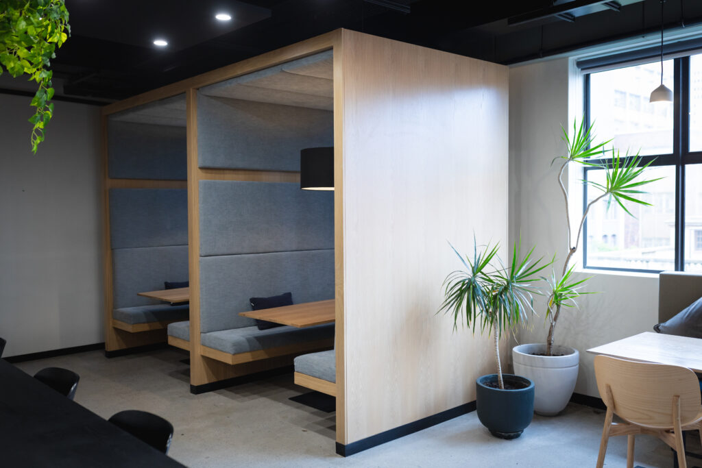 会話よりBGM聴こう 対面席に仕切り、客席間隔は2メートル 沖縄の飲食店がコロナ予防策沖縄タイムス＋プラス