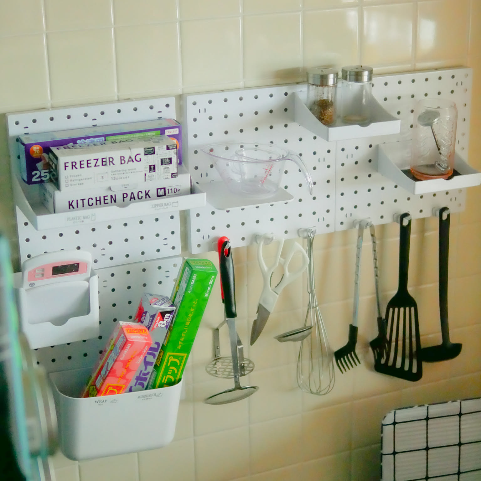 賃貸でも簡単！壁に有孔ボードを取り付ける方法。空いた穴も補修してみました。ウチブログ