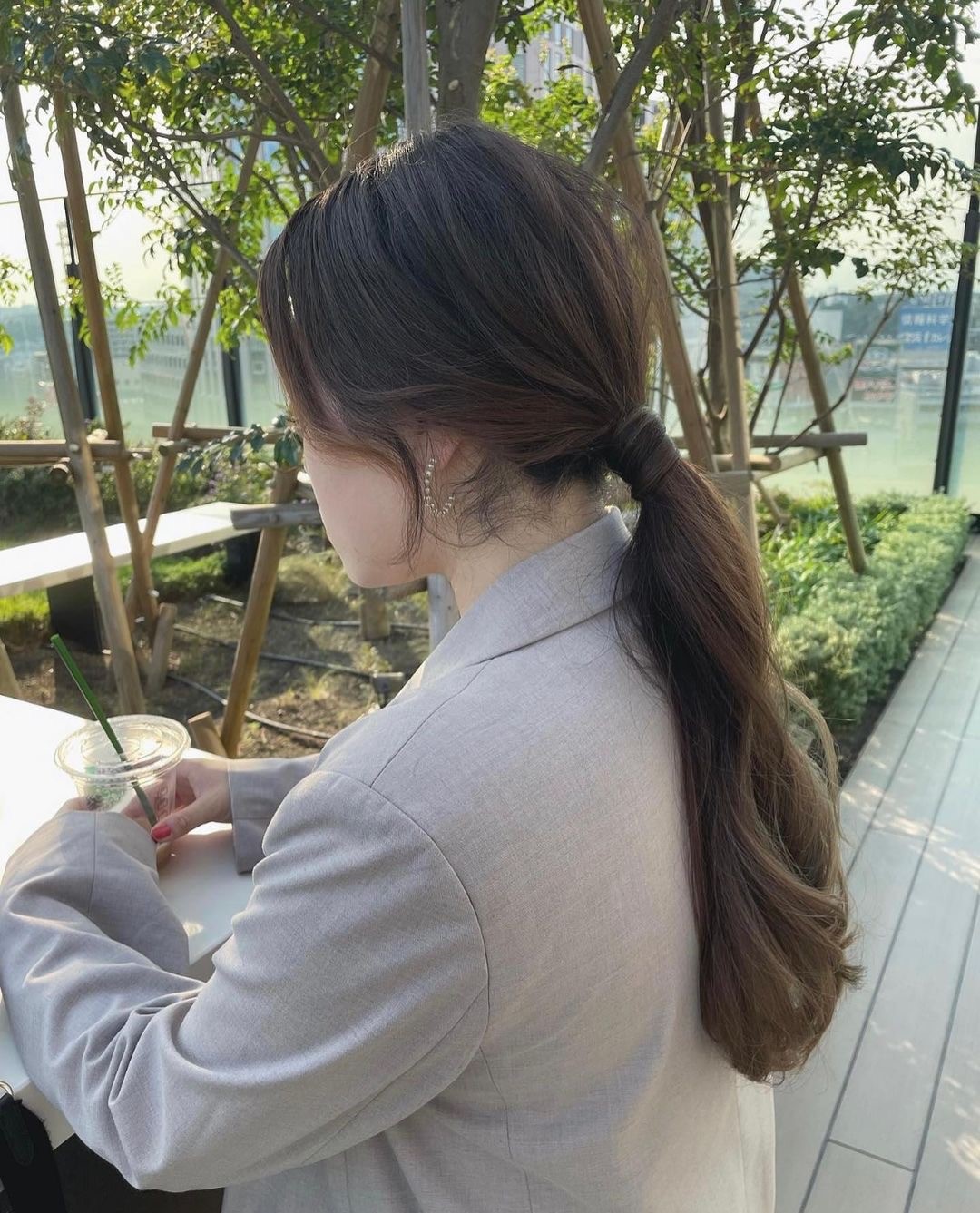 一つ結びアレンジ27選！おしゃれで簡単、おばさんっぽくならないコツは？ストレート・ミディアム・お仕事きっちりヘアまでLIPS