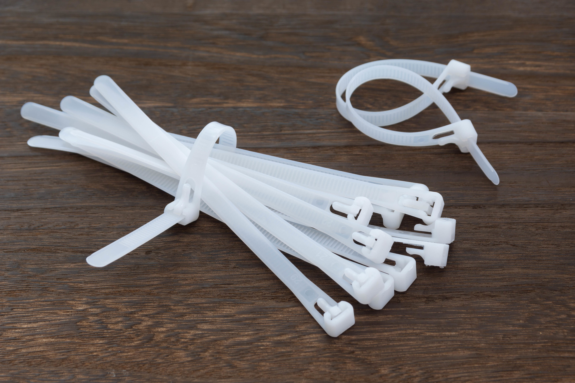 パソコン工房 結束バンド 電脳 THE ReLOCK 20cm 幅4.8mm 100本 白 再使用可UNI-RBAND4820WHパソコン工房 公式通販