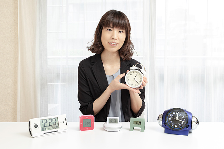目覚まし時計 MAG 自動点灯目覚まし時計 アンドン時計 置き時計 アナログ めざまし時計 置時計 とけい クロック コンパクト シンプルアナログ時計 アラームクロック ライト機能 寝室 卓上 ホワイト