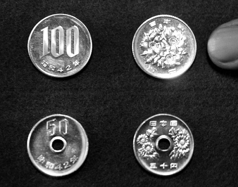 100円玉50円玉10円玉 日本の硬貨のイラスト コイン・小銭・利息186314593- イメージマート