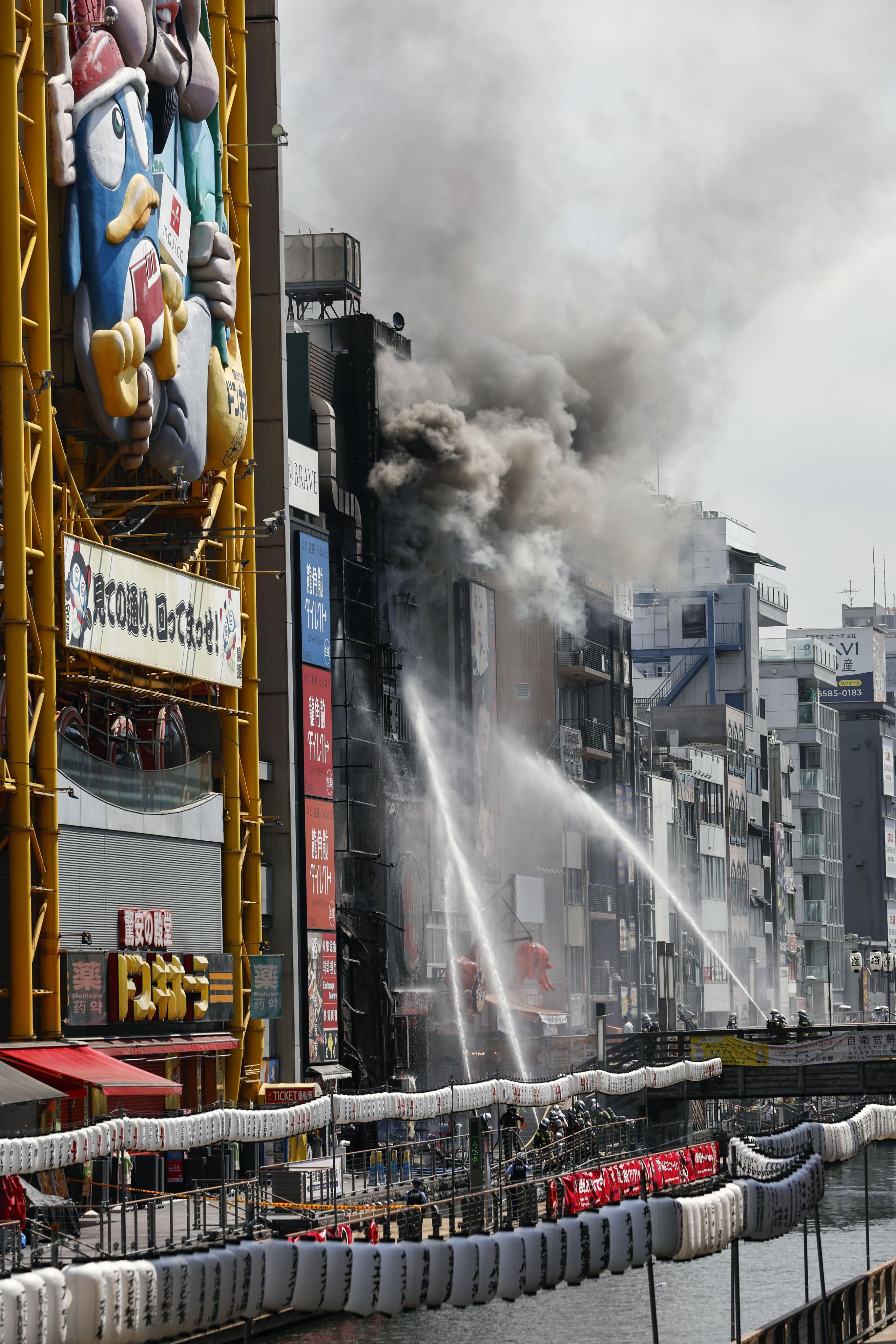 すごい火災事故 」 首都高が一時「通行止め」！ 「大型SUVが炎上」し