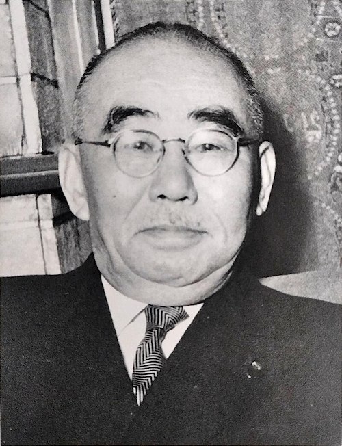 ハーバート・フーバー は、リンドン・B・ジョンソンを除いて、ウィリアム・ハワード・タフト 1909年就任 からリチャード・ニクソン 1974年退任 までのすべての歴代大統領に会いました。おまけとして、1989年の フーバーの墓前でのジェラルド・フォードの写真。 : r