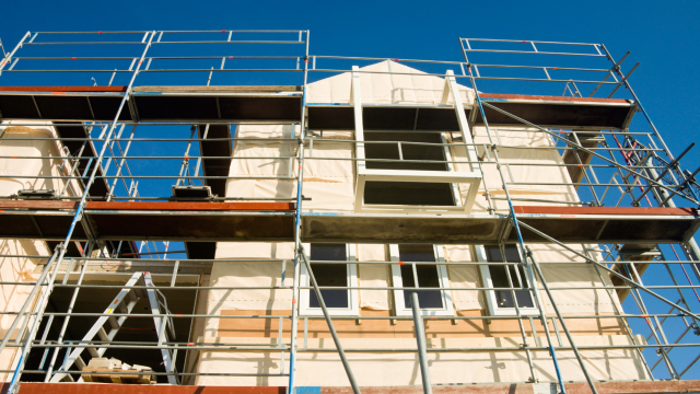 屋根修理の足場の適切な費用っていくら？本当に必要なものなのか屋根修理・雨漏り修理・外壁塗装は総合リフォーム・おうちのお悩みドロボ