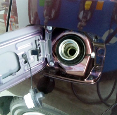 Amazon.co.jp: XIKER ダイハツ ミライース LA300S LA310S LA350S LA360S専用 フューエルキャップカバードレスアップ アルミ製給油口キャップ MIRA e:S ガソリンタンクキャップ おしゃれ カスタム アクセサリー 取り替えグッズレギュラー仕様 レッド: 車＆バイク