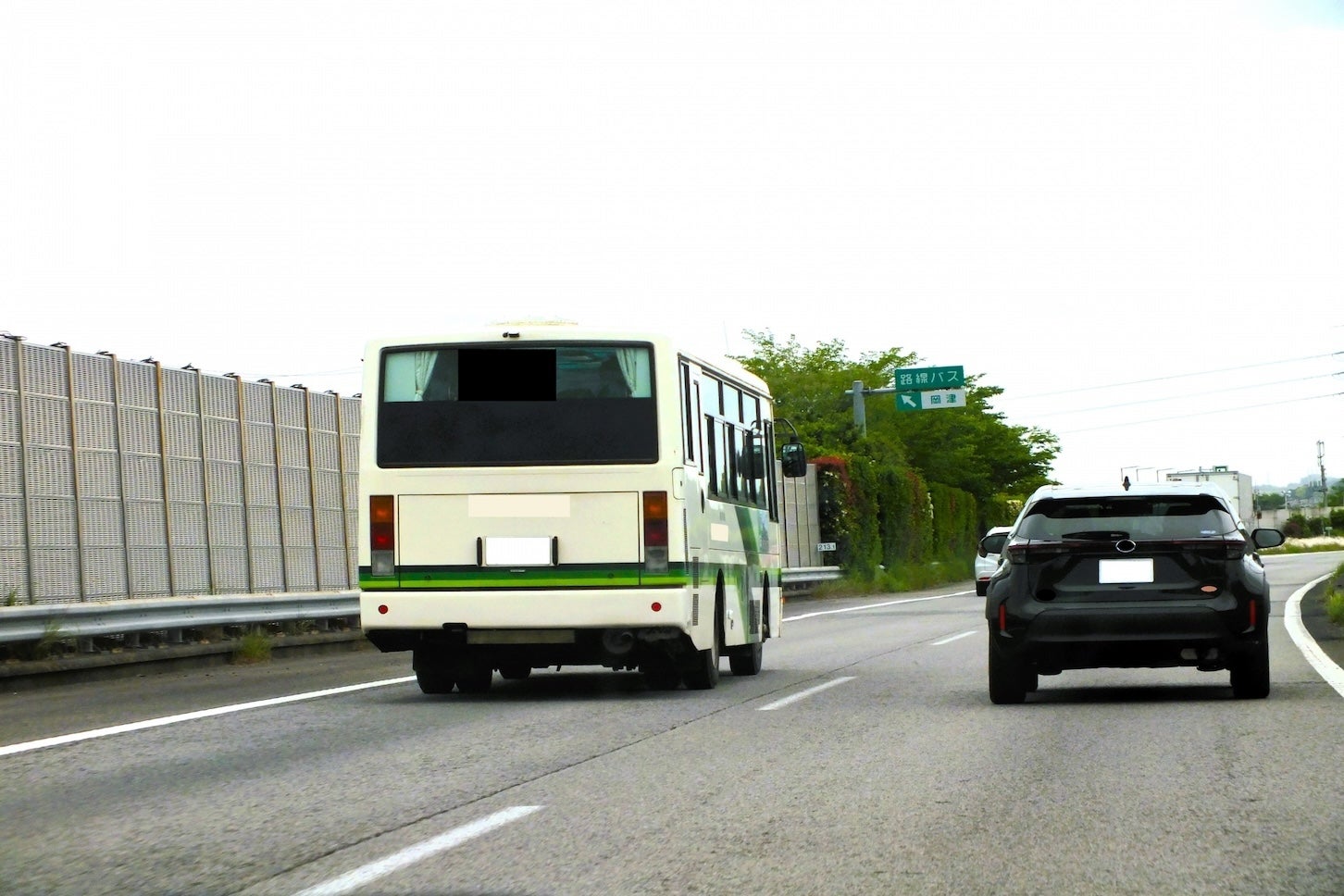 真ん中を走るクルマ多すぎ 武井観光スタッフブログ 観光バス・貸切バス・東京・千葉県千葉市の武井観光