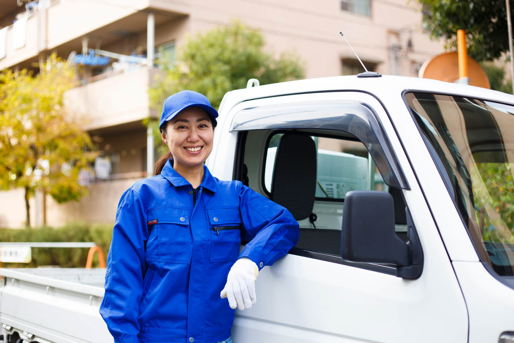 台車で荷物を運ぶ引越し業者15003702 の写真素材 - アフロ