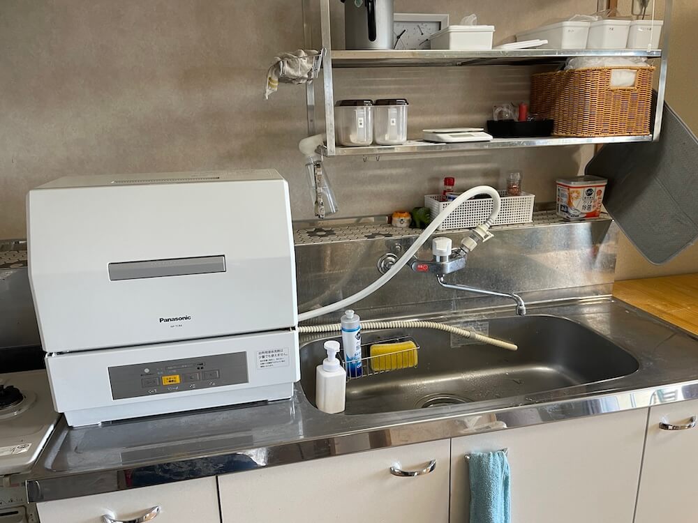 食洗機、導入したいけど置き場所がないなら「シンクの上」に作っちゃえばいい説。ROOMIE ルーミー