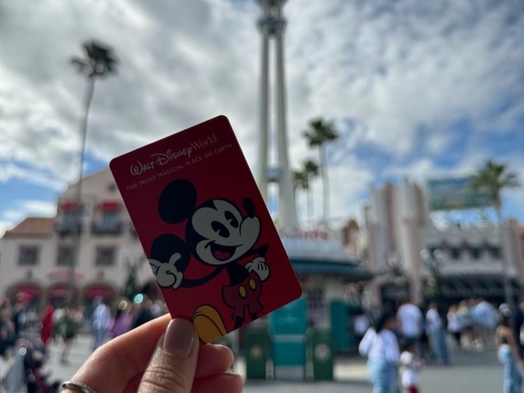 ディズニーチケットをコンビニで買う方法と値段を解説！気になる絵柄・売り切れた場合の対処方法も - ノマド的節約術