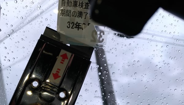 ガラス面に貼ったステッカーの剥がし方