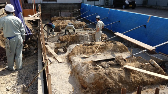 建築結社 -基礎工事捨てコンクリート打設状況。 捨てコンの上に鉄筋を組み、型枠を立てて、コンクリートを流し込み、所定の強度が出たら基礎が完成します。文字通り基礎なので、この工程は大切です。 大切でない工程などありませんが 基礎を疎かにしては立派な