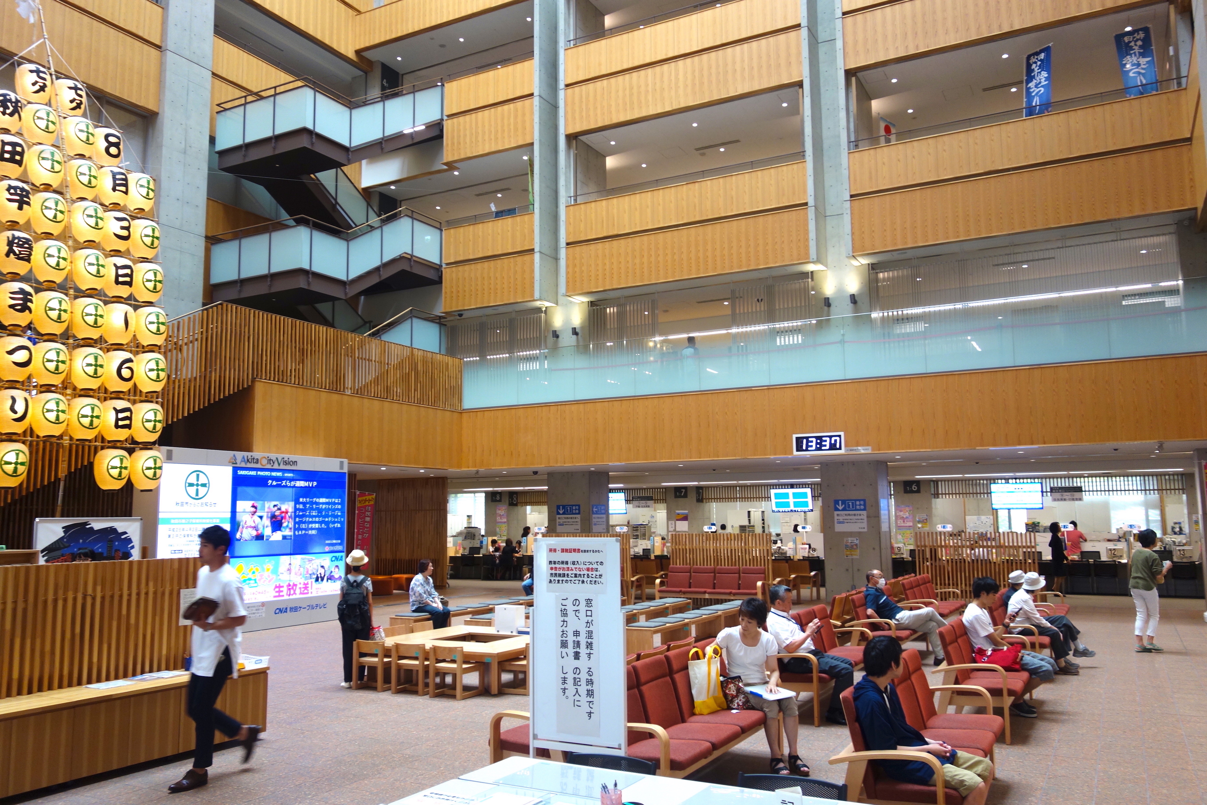 30℃越えのあっつい日が続きます💦 日傘、飲み物は必須!!ですね🎐仲小路中心市街地日傘夏hotsummerparasolakitaakitacitytohokujapan秋田秋田市秋田市役所ちょうどいいから住みやすい .みなさんからの投稿もお待ちしています📷 ハッシュタグ