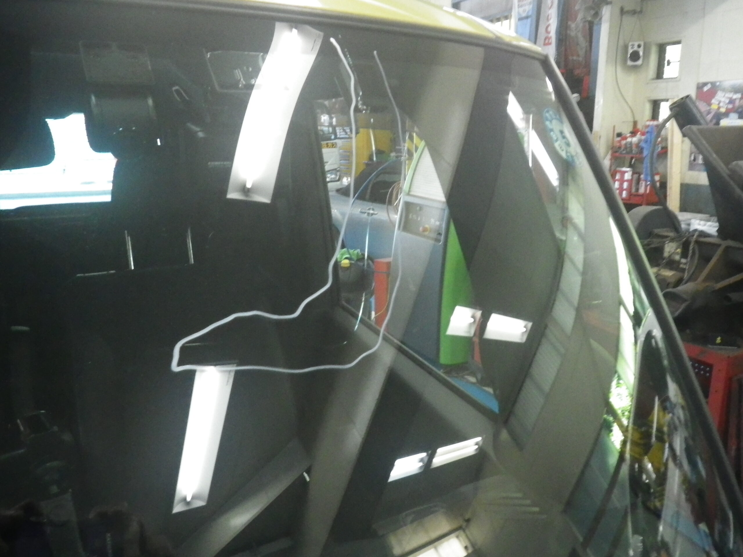 自動車保険 飛び石でフロントガラスにヒビ！自動車保険で修理すべき？それとも自腹？判断ポイントを徹底解説サクッと お金と保険 AI解説マガジンbyほけん知恵袋