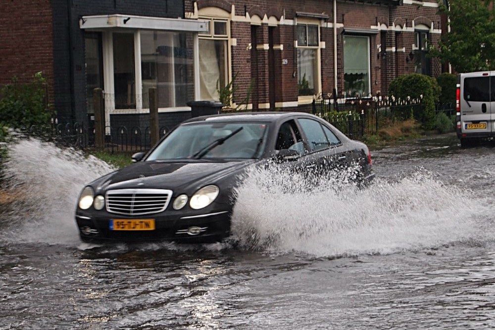 道路が冠水！冠水路を走る際の注意点とは？屋外駐車場にも冠水対策をCARPRIME カープライム