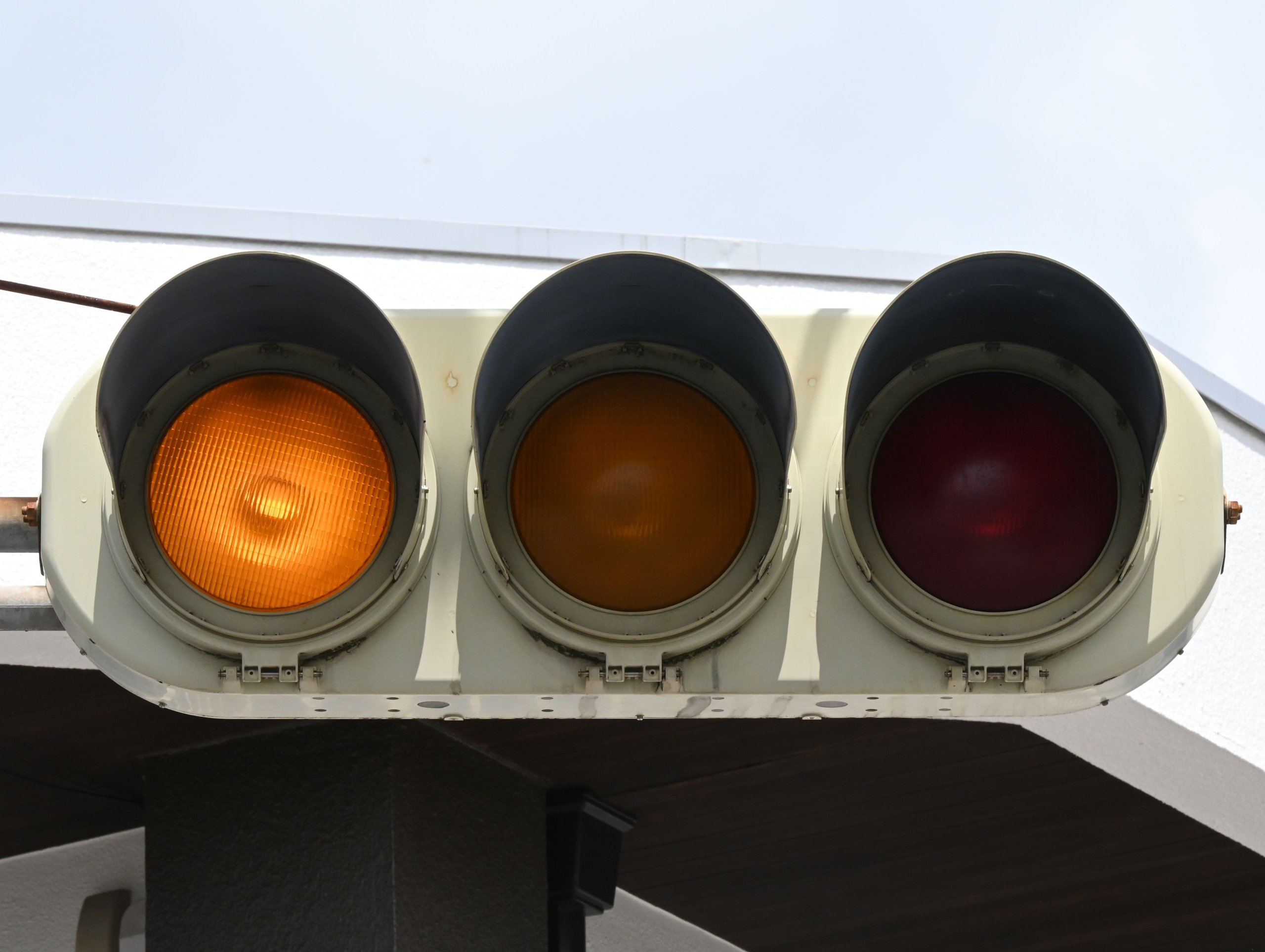 信号機の色が見えづらい！ 「LED式 ＝ 最新」だったはずなのに、なぜ？Merkmal メルクマール