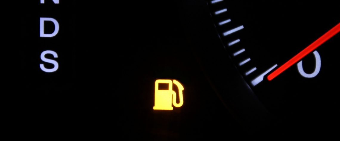 走行中に給油ランプが点灯！あと何ｋｍ走れるの？オートウェーブ新車、中古車、車検、タイヤ交換など車のこと何でも