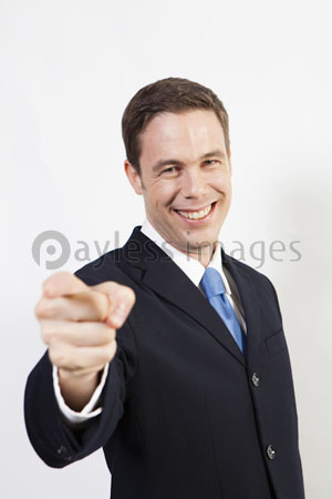 上を指差すスーツ姿の男性 11038000986 の写真・イラスト素材アマナイメージズ